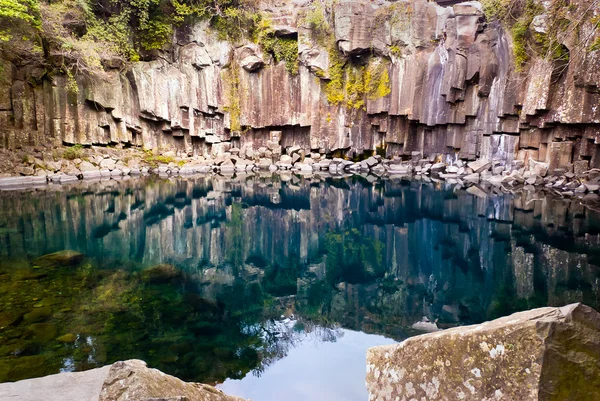 Пруд знаменитых водопадов Чхонджиён на острове Чеджу — стоковое фото