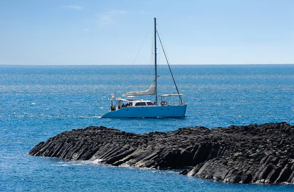 Grande catamarã flutuando na água azul calma — Fotografia de Stock