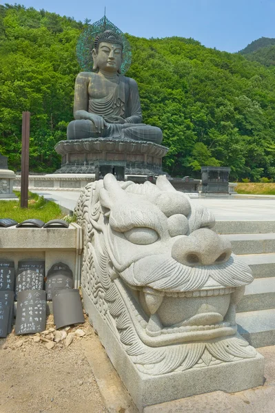 Jättiläinen patsas Buddha ja muistolaatat — kuvapankkivalokuva