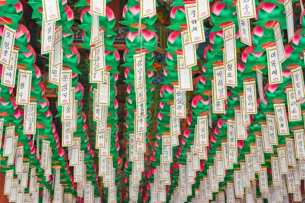 Lungta, bandeiras de desejos rituais penduradas dentro do Sinheungsa budista — Fotografia de Stock