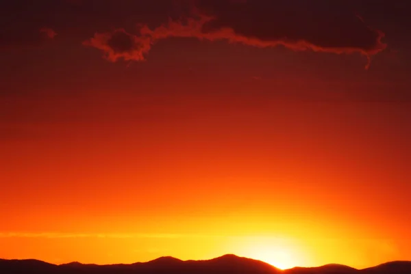 Orange mystischer Sonnenuntergang in den Bergen — Stockfoto