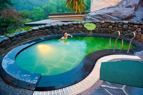 Young woman at the hot thermal spa water pool of the Seorak Wate — Stock Photo, Image