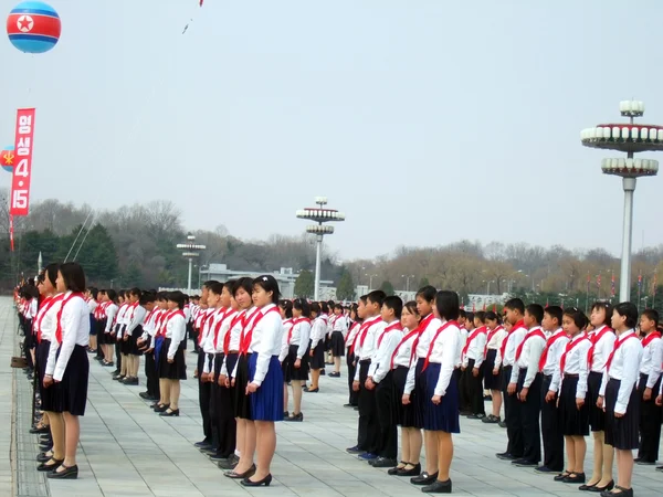 Koreaanse pionier kinderen tijdens de militaire parade — Stockfoto