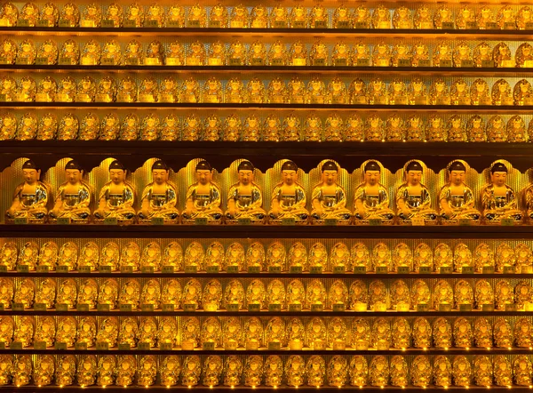 Golden buddha statyer på yakcheonsa temple — Stockfoto