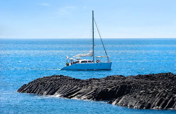 Catamarán grande flotando en el agua azul calma — Foto de Stock