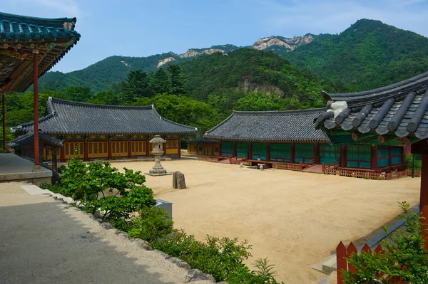 Budist Sinheungsa tapınağın avlusuna 
