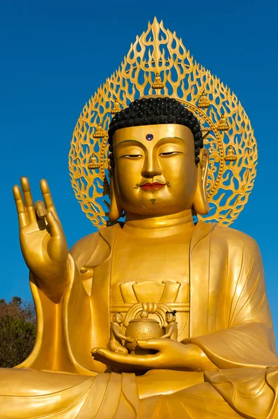 Goldene Buddha-Statue im buddhistischen Tempel — Stockfoto