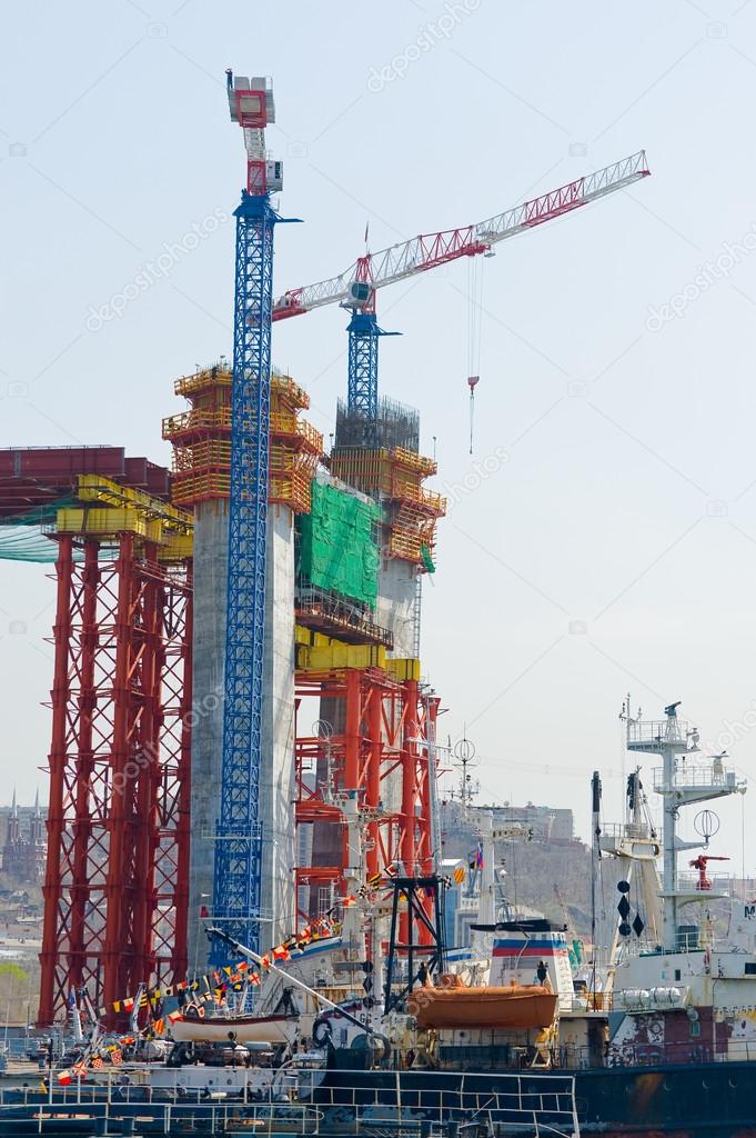 construction of big guyed bridge in Vladivostok 