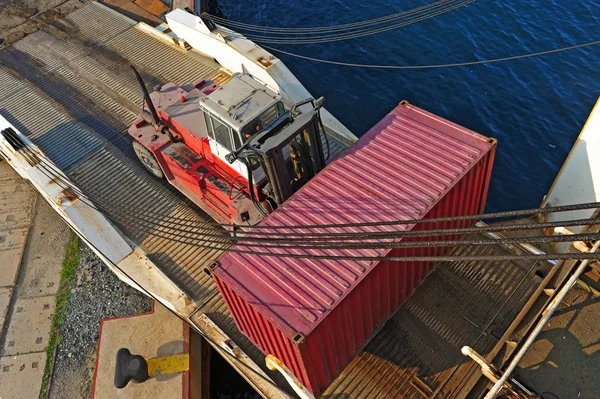 Yükleyici ile konteyner girerek — Stok fotoğraf