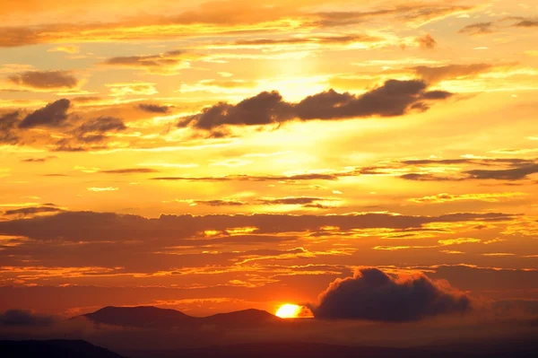 Rosso tramonto viola in montagna — Foto Stock