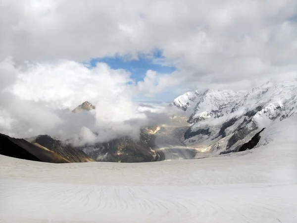 Picturesque Bezenghi mountains at Caucasus — Stock Photo, Image