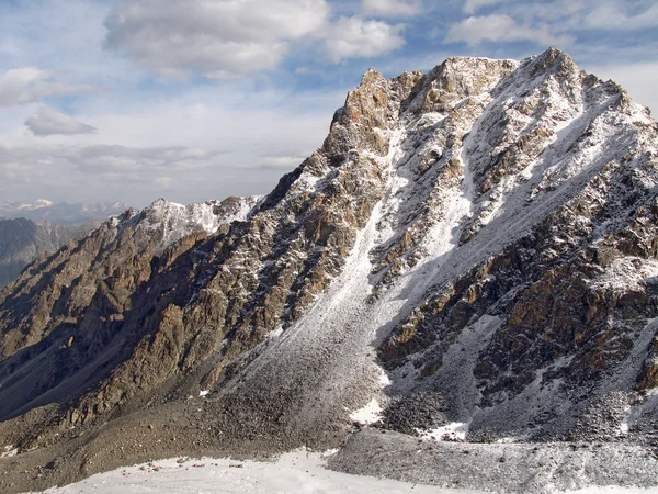 コーカサスでの絵のような Bezenghi 山 — ストック写真