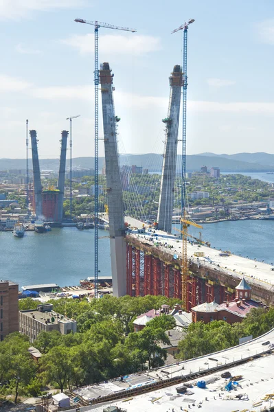 Construction of big guyed bridge in Vladivostok — Stock Photo, Image