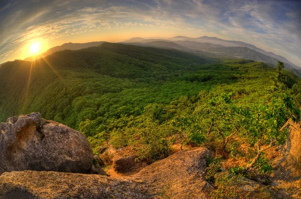 Zonsondergang op de Russische Primorje-bergen — Stockfoto