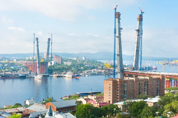 Bouw van grote getuide brug in Vladivostok — Stockfoto