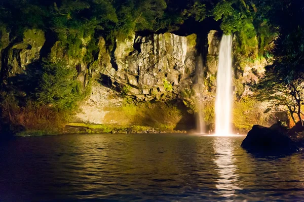 Jeju Adası ile Cheonjiyeon düştü — Stok fotoğraf