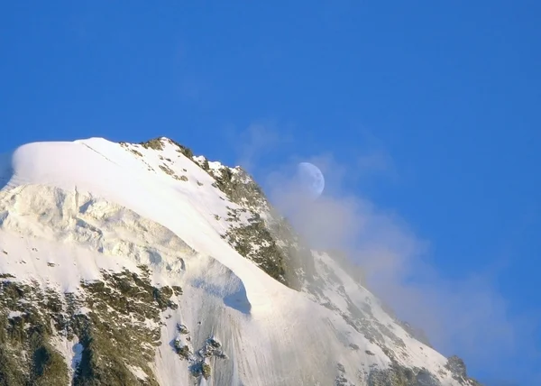 Tempête de neige sur les montagnes Bezenghi — Photo