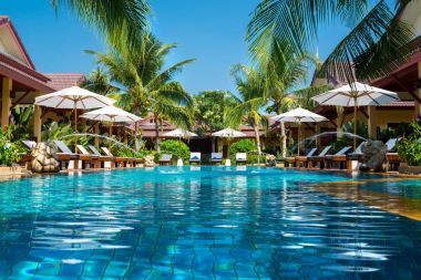 güzel yüzme havuzunda tropikal resort, Phuket, Tayland