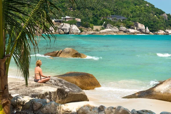 Chica de yoga de meditación en la playa de Coral Cove en Koh Samui Island Tha — Foto de Stock