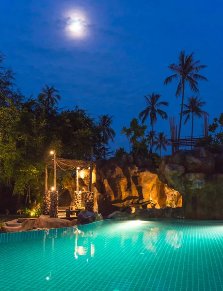Luna llena vista nocturna de una piscina en un hermoso complejo en — Foto de Stock