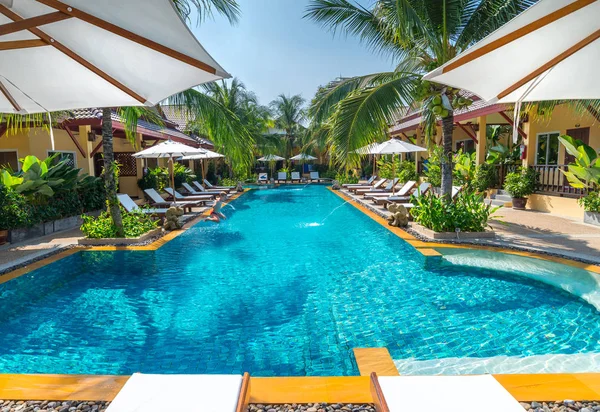 Красивый бассейн в общественном тропическом курорте, Пхукет, Тайский — стоковое фото