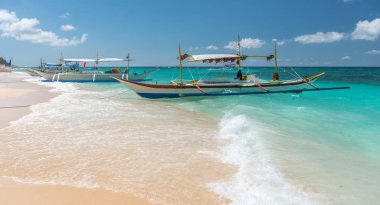 geleneksel filipino Asya feribot taksi tur tekneleri puka üzerinde ben plaj