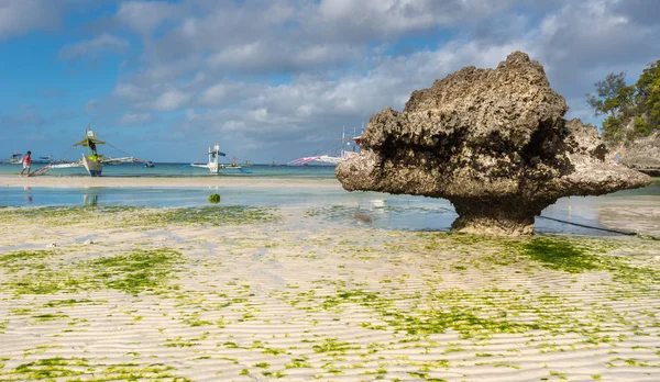 Низкий прилив на острове Боракай Белый пляж Филиппин — стоковое фото