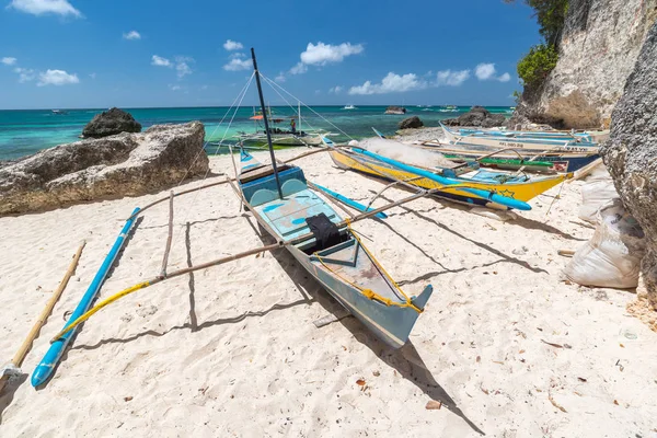 Paisaje tropical con barcos pesqueros tradicionales de Filipinas —  Fotos de Stock