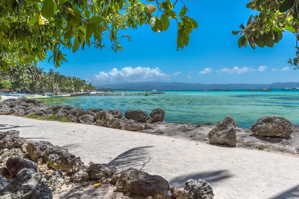 Вид на Белый пляж на филиппинском острове Боракай — стоковое фото