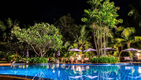 Vista notturna di bella piscina in località tropicale, Koh C — Foto Stock