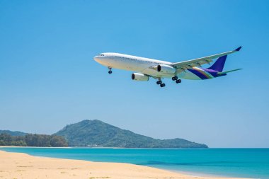 Phuket Uluslararası Havaalanı'nda uçak iniş 