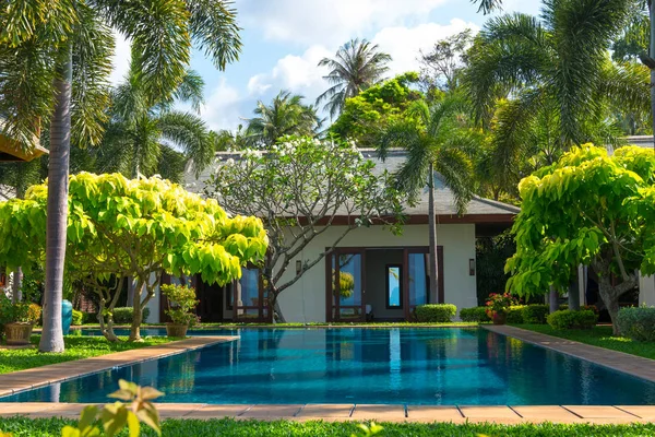 Piscina e quintal da villa de luxo, Samui, Tailândia — Fotografia de Stock