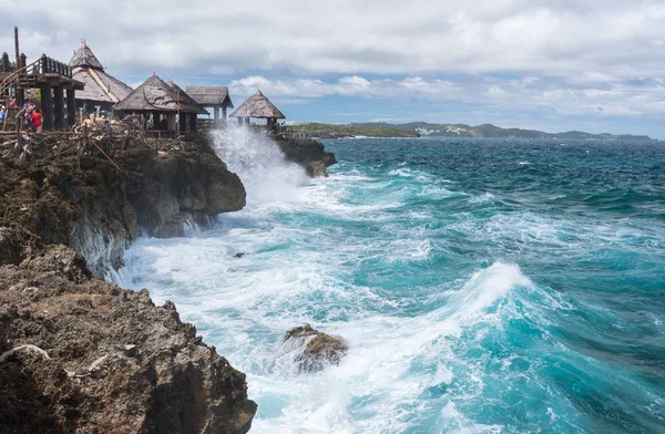 Vista das ondas grandes em Crystal Cove pequena ilha perto de Boracay Isla — Fotografia de Stock