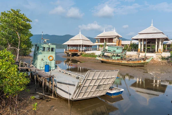 Barcos de pesca e ferry atracado na costa em Fishing Village o — Fotografia de Stock