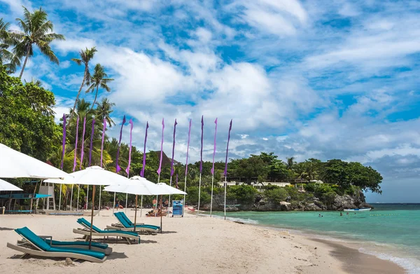 热带海滩背景从长滩岛与海滩椅子在白色沙子海滩与多云蓝天和棕榈树 旅游度假 — 图库照片