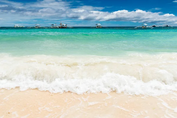 Vista de fondo tropical desde la isla Paglao en la playa de Alona con — Foto de Stock