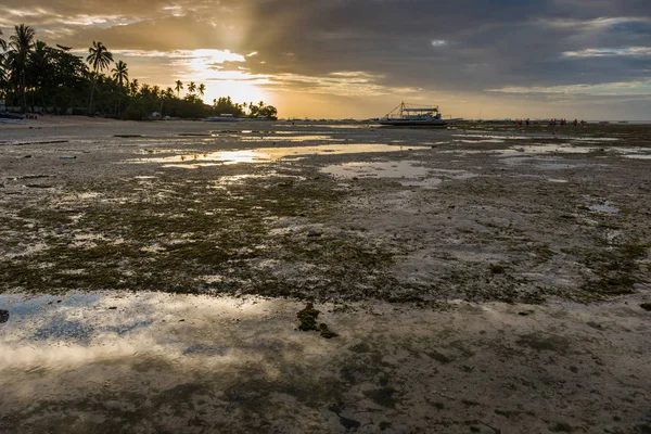 Nascer do sol e maré baixa na ilha de Panglao, Filipinas — Fotografia de Stock