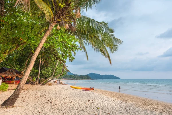 Famosa playa solitaria en la isla de Koh Chang, Tailandia — Foto de Stock