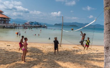 Tayland, Koh Chang - 18 Mart, 2015. Kıyısında, Koh Chang Adası, Ko çaldı Milli Parkı plaj voleybolu oynarken turist