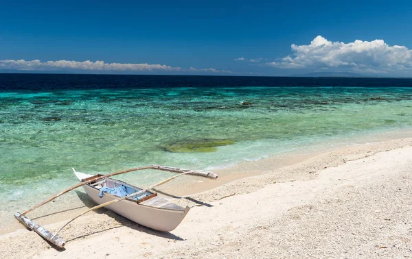 Hermosa playa frente al mar con barco en la isla de Balicasag, P —  Fotos de Stock