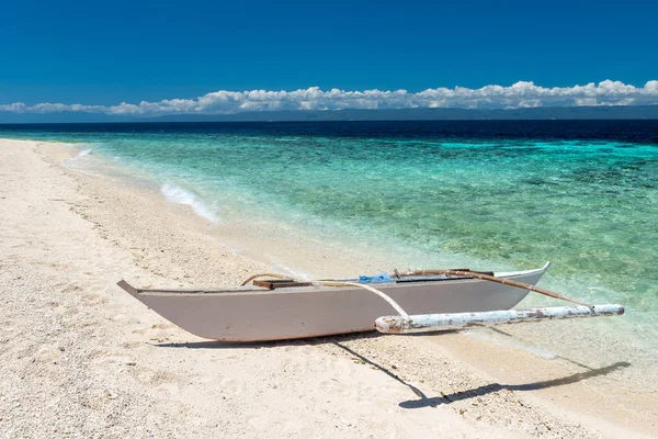 Praia bonita contra o mar com barco na ilha de Balicasag, P — Fotografia de Stock