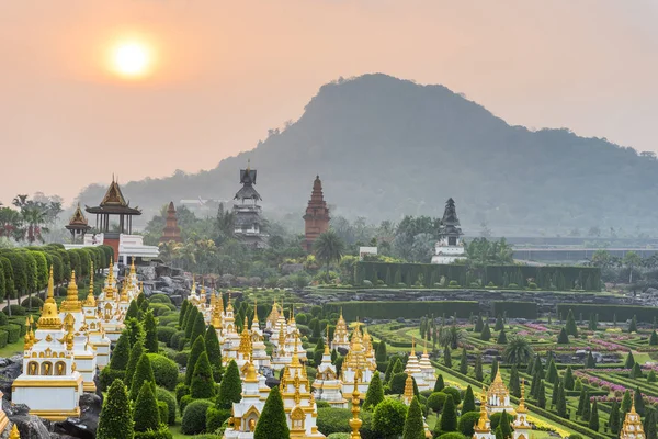 Französischer Garten von nong nooch tropischer botanischer Garten bei Sonnenaufgang — Stockfoto