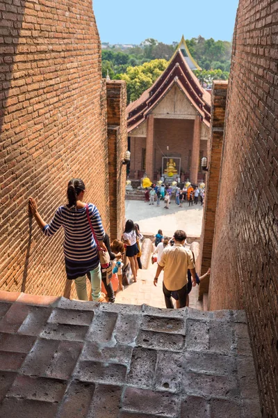 Een onbekende groepen toeristen en reizigers in Wat Yai Chai — Stockfoto