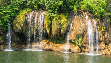 Şelale görünümü River Kwai, Kanchanaburi, Tayland. 