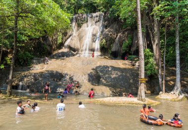 Kanchanaburi, Tayland - 29 Mart, 2015: Tay insanlar istirahat Kwai Nehri üzerinde Sai Yok Noi şelale Kanchanaburi'deki/daki oteller 