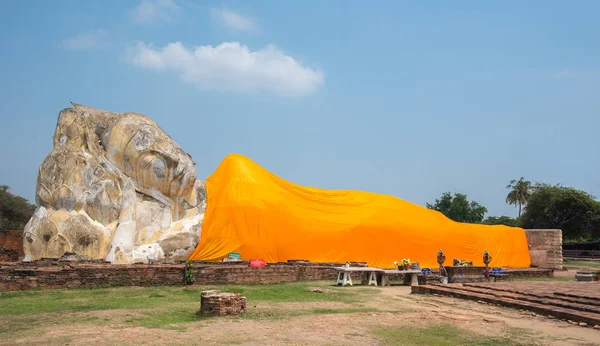 Reclinando Buda no templo de Wat Lokayasutharam, Ayutthaya, Thailan — Fotografia de Stock