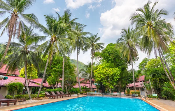 Bella piscina nella località tropicale pubblica, Phuket, Thai — Foto Stock