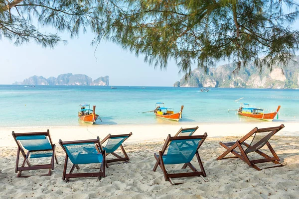 Bamboo beach chairs and traditional long-tail boats on beautiful — Stock Photo, Image