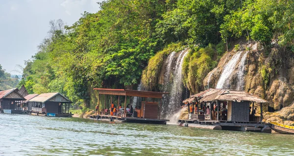 Tourismus auf dem Floßhaus-Rafting am Fluss kwai, kanchan — Stockfoto