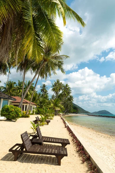 Cadeiras de praia de bambu no resort de Koh Samui Island Tailândia — Fotografia de Stock